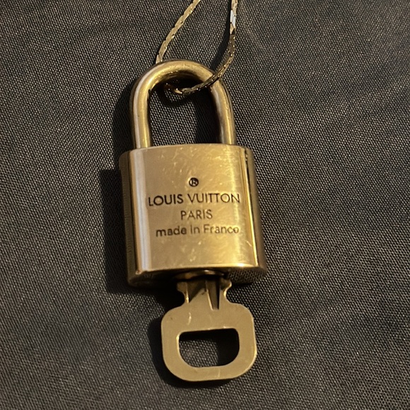 Louis Vuitton lock and key - Picture 3 of 5